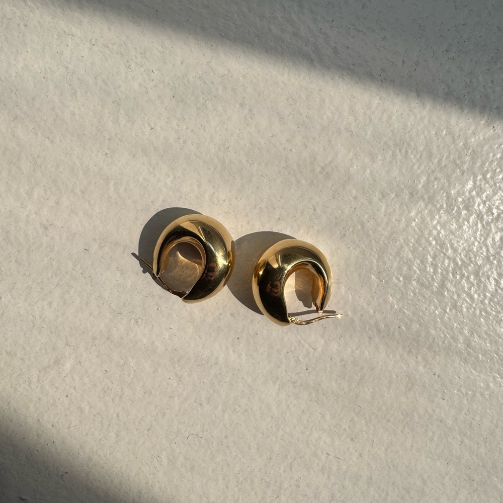 Kinn Studio Bold Teardrop Hoop Earrings (solid 14K gold) - Picture 6 of 6